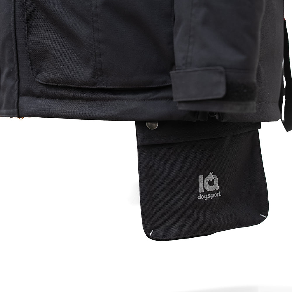 Modulare Futtertasche an IQ Dogsport Trainingsbekleidung im Unterordnungstraining mit Malinois