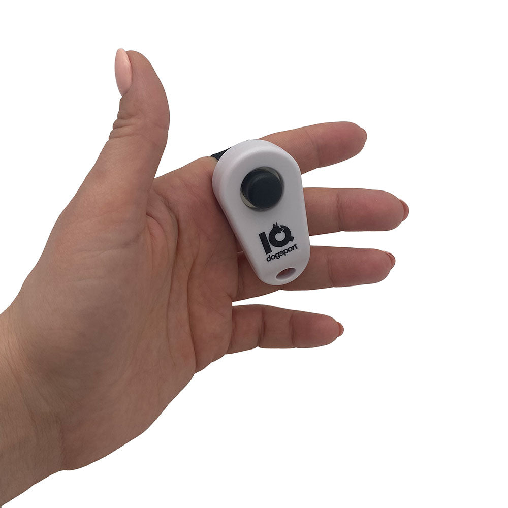 IQ Ringclicker Weiß – am Finger getragen