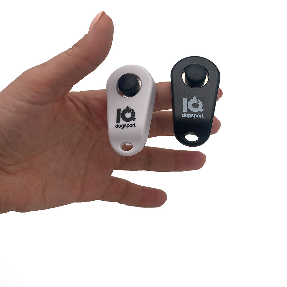IQ Ringclicker in Weiß und Schwarz – an der Hand getragen