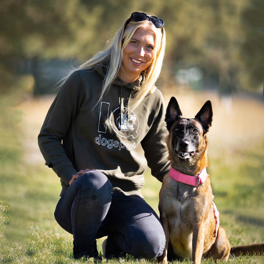 Dame mit Malinois und Trainingshoodie