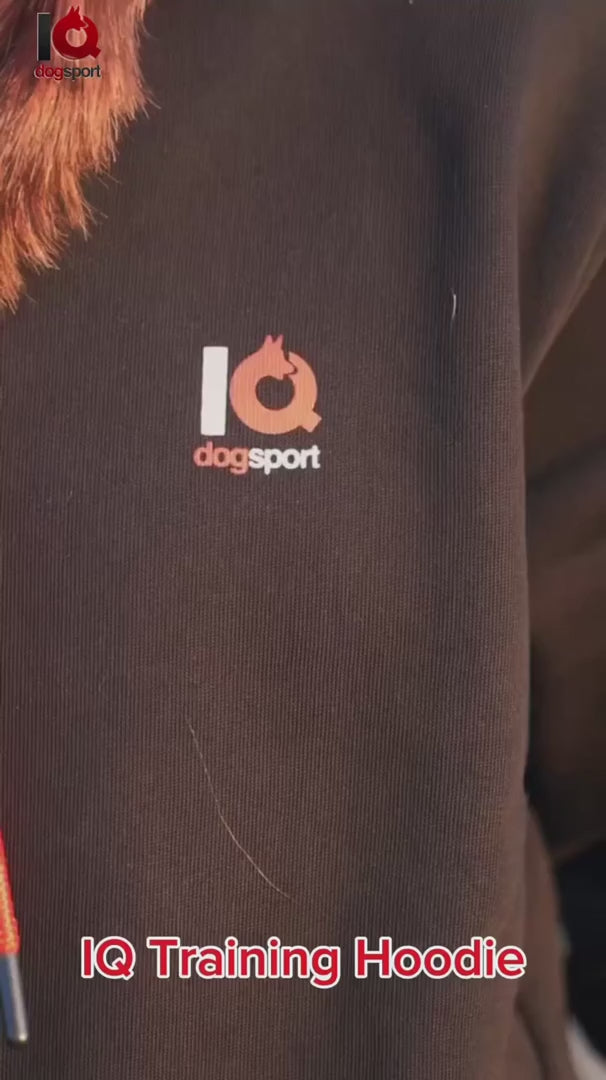 Load video: IQ Trainingshoodie — Athletic Dogsport Wear für Hundeplatz und Training | IQ Dogsport