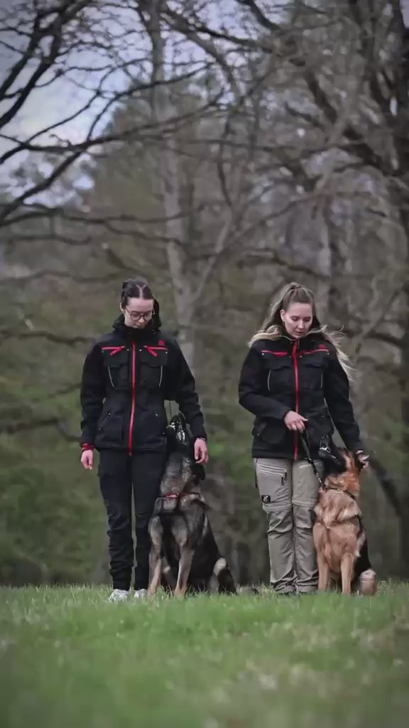 Load video: Produktvideo der IQ Dogsport Trainingsjacke 2.0 für das Hundetraining.