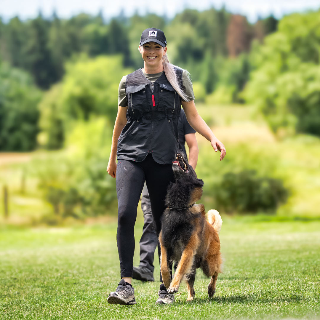 Dame mit Tervuren, Sommerweste und Cap