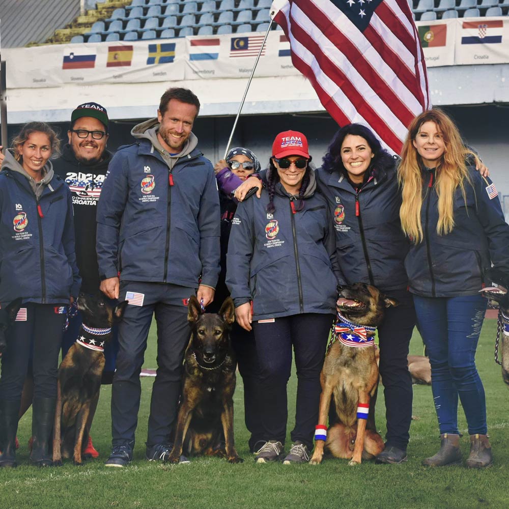 Hundesport-Team mit IQ Dogsport Trainingsjacken beim internationalen IGP-Championship