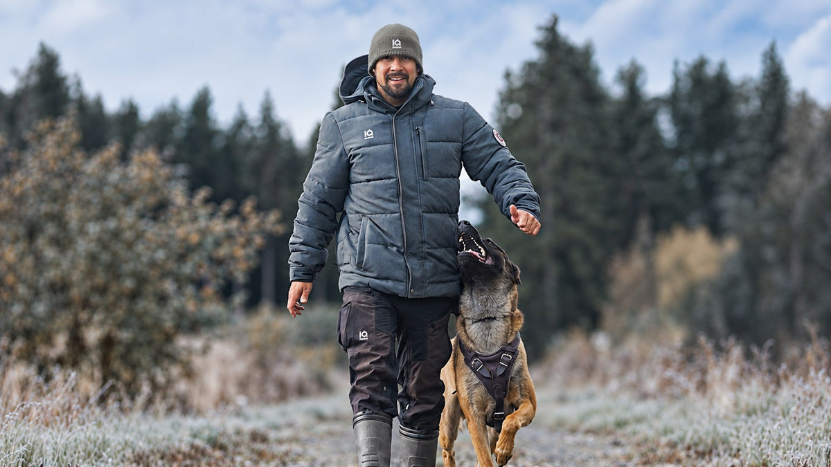 Tino im IQ Winterparka beim Training mit seinem Hund