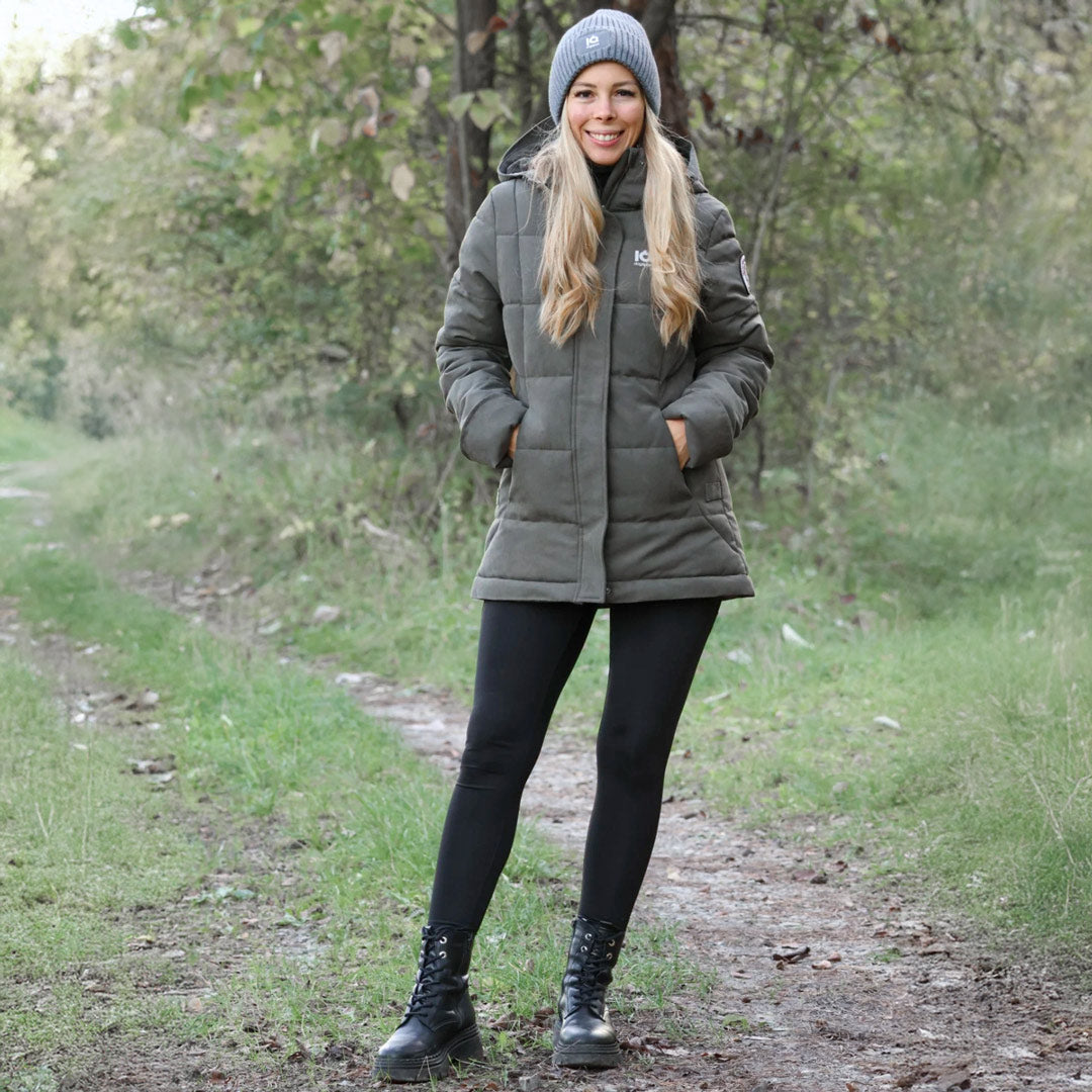 Dame mit Zip-off Parka und Wintermantel für Hundesportler von vorne